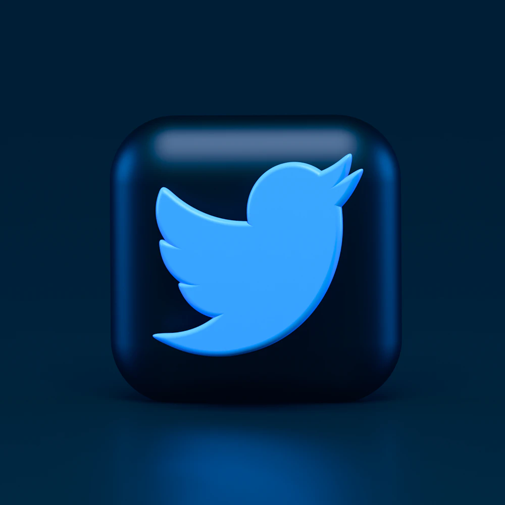 Teléfono con una conversación de redes sociales en curso