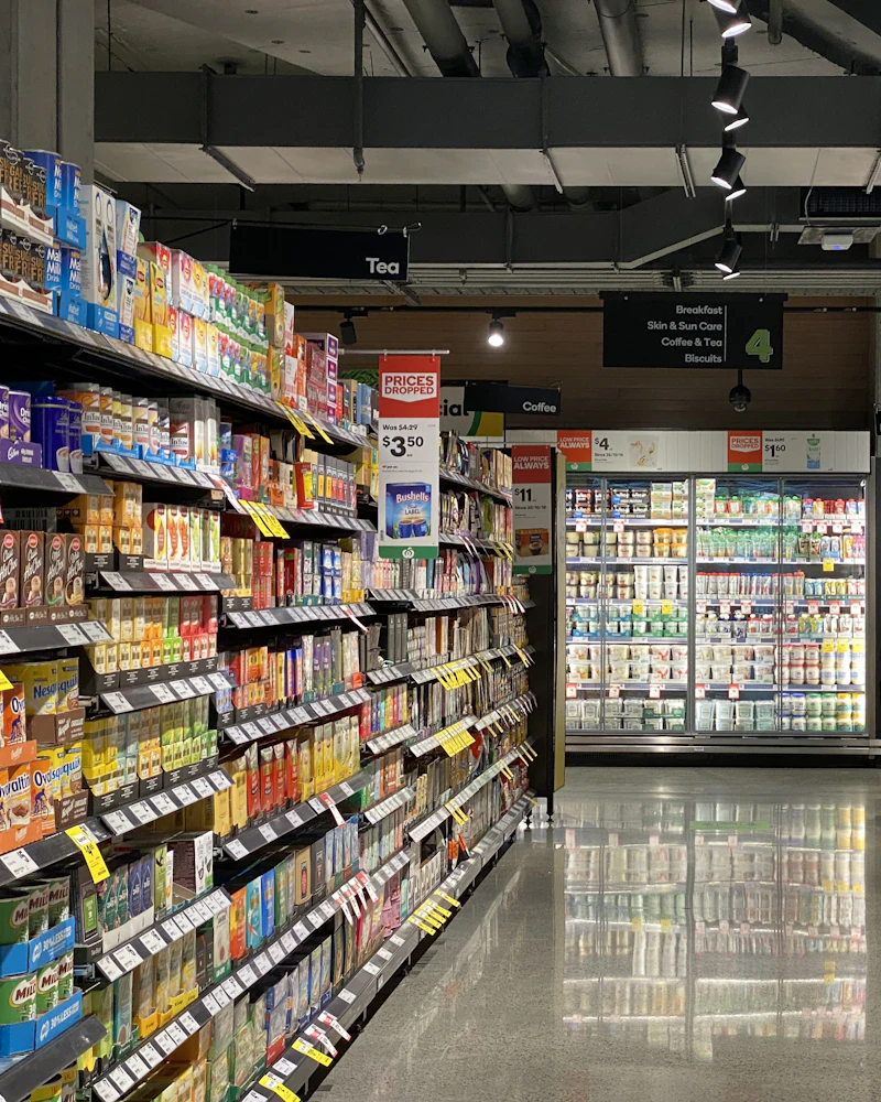 Dueña de un comercio atendiendo mensajes desde su celular