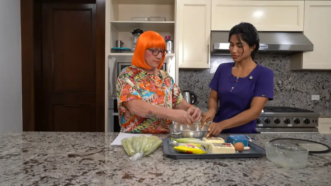 Dina Muñoz y un invitado cocinando en el set de Cocina vs Host